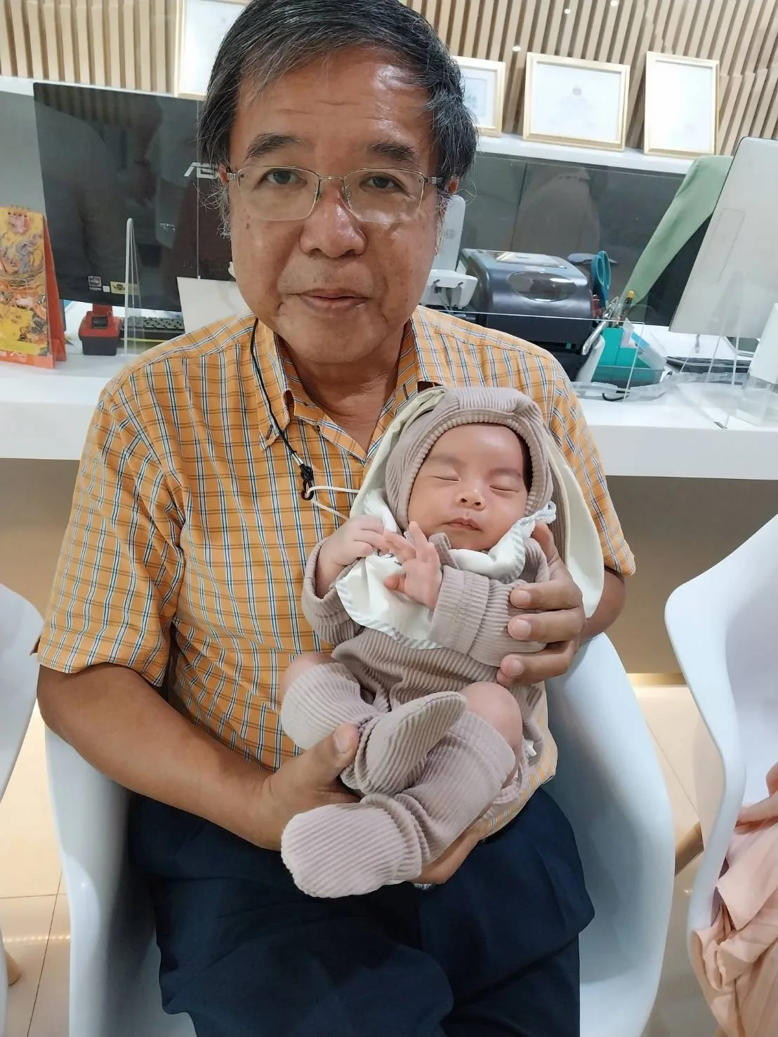 น้องจีน มารายงานตัว ขอต้อนรับสมาชิกใหม่ ครอบครัวIVF/ICSI ศ.นพ.นเรศร สุขเจริญ